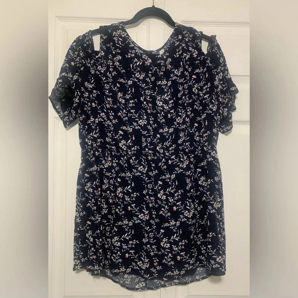3XL I Love boutique Floral Peplum Cold shoulder top.  
100% rayon